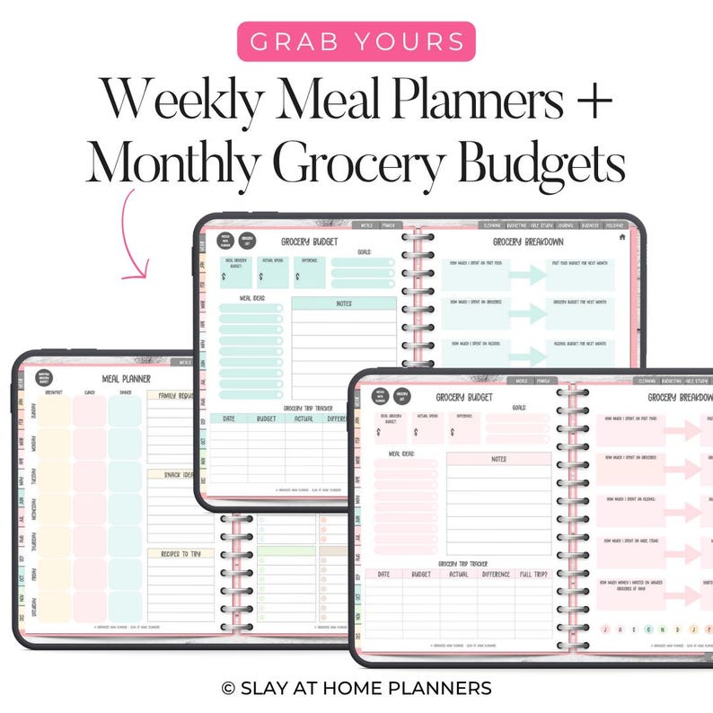 Op de afbeelding: Digitale wekelijkse maaltijdplanners en maandelijkse boodschappenbudgetplanners. De planners hebben een spiraalbinding en bevatten secties voor maaltijdplanning, boodschappenbudgetten en boodschappenverdeling. De tekst "GRAB YOURS" en "SLAY AT HOME PLANNERS" zijn zichtbaar.