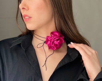 Ras de cou fuchsia fleur mauve rose collier ras du cou collier floral violet classique grand ras du cou floral broche fleur fuchsia faite à la main