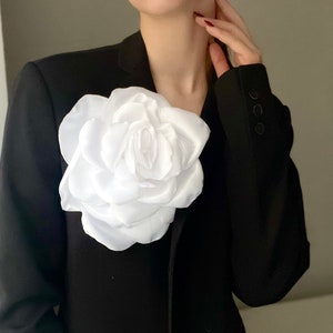 Broche fleur blanche extra large Broches roses surdimensionnées pour femme, épingle grande fleur faite main pour mariage cadeau de Noël femme épingle rose blanche image 1