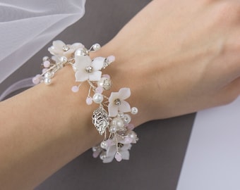 Bransoletka ślubna z motywem kwiatowym Bransoletka ślubna z perłowym motywem winorośli Bransoletka ślubna w stylu boho Pasująca biżuteria ślubna Bransoletka ślubna w stylu boho Bransoletka z kwiatowym wiankiem