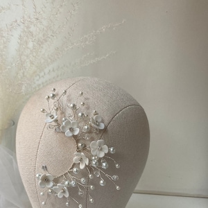 Pendiente de novia boho con forma de puño para la oreja, pendiente de cartílago con diseño floral, trepador de orejas, pendientes de novia con flores, puño para la oreja sin perforación, accesorio de boda bohemio