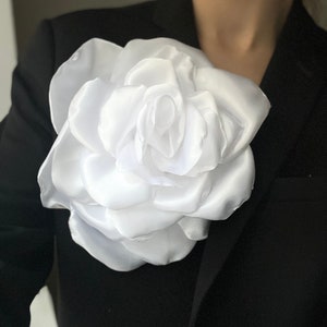 Broche fleur blanche extra large Broches roses surdimensionnées pour femme, épingle grande fleur faite main pour mariage cadeau de Noël femme épingle rose blanche image 2