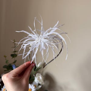 Diadema de plumas blancas, pieza para el cabello de plumas de avestruz reina, peine de plumas, pieza para el cabello de boda bohemia, accesorio para el cabello de plumas Gatsby