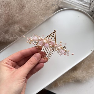 Peineta rosa para boda. Postizo de novia de color pálido. Postizo de novia. Peineta Boho Mistiry. ¿Después de tanto tiempo? Siempre Boho.