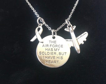 "Die Luftwaffe hat meinen ""Soldaty, aber ich habe sein Herz"" Halskette."