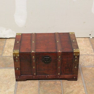 Cofre pequeño de madera de estilo antiguo.
