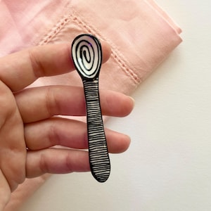 Liten porslinssked: Virvel- och randmönster, handbyggd keramisk konst