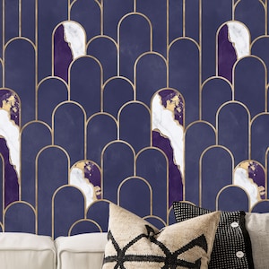 Majestätisch lila und weiße Marmor-Tapete, Art-Deco-Bögen-Tapete. Dunkles Indigo, Pflaumenpurpur, Violett und helles Gold