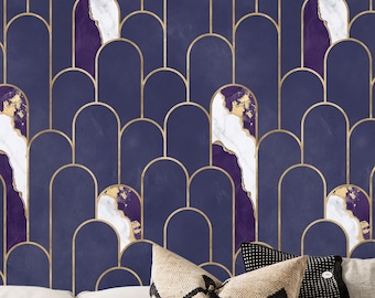 Tapeta z marmuru w kolorze majestatycznej purpury i bieli, tapeta w stylu art déco Arches. Odcienie ciemnego indygo, śliwkowego fioletu, fioletu i bladego złota.