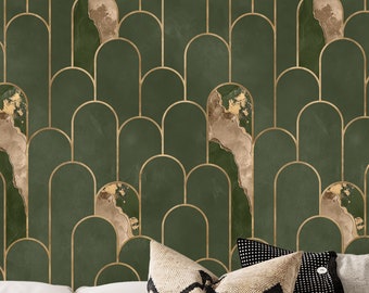 Papel pintado verde rifle y dorado pálido, papel pintado con arcos art déco. Tonos de verde oscuro apagado, café, tostado, marrón pastel y gris topo pálido.