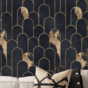 Dunkelblaue Rosinen und Hellgoldene Tapete, Art Deco Bögen Tapete. Sehr dunkles Blau, Rosé-Schwarz, Pastellbraun und dunkle Taupe-Farbtöne.