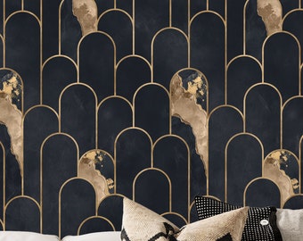Papel pintado azul oscuro uva y dorado pálido, papel pintado con arcos estilo art déco. Tonos de azul muy oscuro, negro uva, marrón pastel y gris topo oscuro.