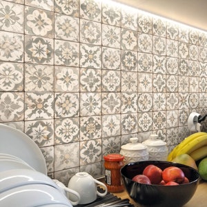 Carta da parati Olive Haze e Antique White Portuguese Tiles, carta da parati Rustic Tiles. Tonalità di colore Warm Grey, Tan e Double Spanish White