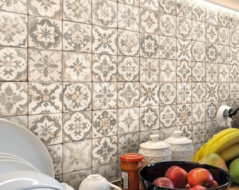 Tapeta z portugalskimi płytkami w odcieniach oliwkowej mgiełki i antycznej bieli, tapeta z rustykalnymi płytkami. Ciepłe odcienie szarości, beżu i podwójnej hiszpańskiej bieli.