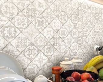 Tapeta z jasnoszarymi portugalskimi płytkami, tapeta z rustykalnymi płytkami. Odcienie: srebrny kielich, biała kawa, platyna, izabela i bladosrebrny