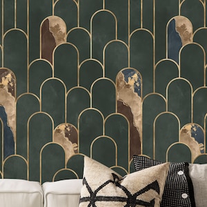 Carta da parati verde lunare scuro e oro pallido, carta da parati Art Deco Arches. Tonalità di verde intenso, blu tonno, marrone reale e fegato.