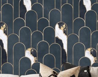Papel pintado de mármol azul marino y blanco apagado, papel pintado de arcos art déco. Tonos de color beige francés claro, azul oscuro, negro uva y dorado pálido.