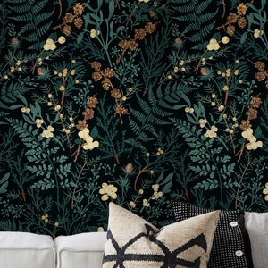 Carta da parati Deep Blue Green Forest, carta da parati Moody, Magica + Moderna. Tonalità di colore Dark Green Blue, Oxley, Tan, Brown Coffee e Mint Julep