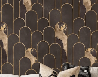 Papel pintado color topo y oro pálido, papel pintado con arcos estilo art déco. Tonos wengué, café negro, marrón claro, tostado, oro cosecha y moca.