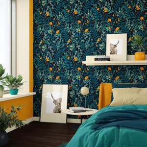 Carta da parati Forest nei colori Viridian Green e Kumquat, carta da parati Vintage Botanical Forest. Tonalità di colore Blue Charcoal, Orange Peel e Pearl Aqua