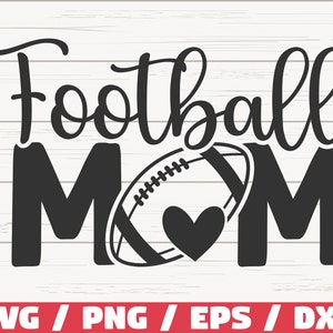 Może przedstawiać: Czarno-biały projekt piłki nożnej z sercem w środku i tekstem "Football Mom".