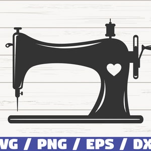 Puede incluir: Una silueta negra de una máquina de coser vintage con un corazón en el lateral. La máquina está sobre un fondo de madera blanca.