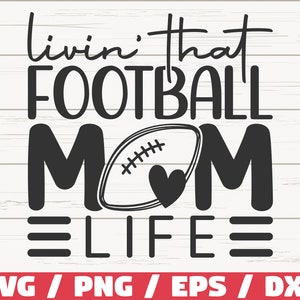 Może przedstawiać: Czarno-biały projekt graficzny z tekstem "Livin' that Football Mom Life" z piłką nożną i grafiką serca.