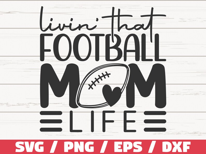 Może przedstawiać: Czarno-biały projekt graficzny z tekstem "Livin' that Football Mom Life" z piłką nożną i grafiką serca.
