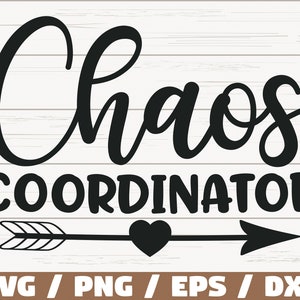 Puede incluir: Diseño gráfico en blanco y negro con el texto "Chaos Coordinator" y una flecha con un corazón en el medio. El diseño está sobre un fondo de madera blanca.