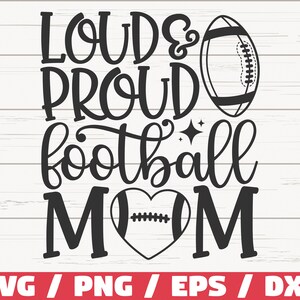 Może przedstawiać: Czarno-biały projekt graficzny z tekstem "Loud & Proud Football Mom" z piłką nożną i sercem z piłką nożną w środku.