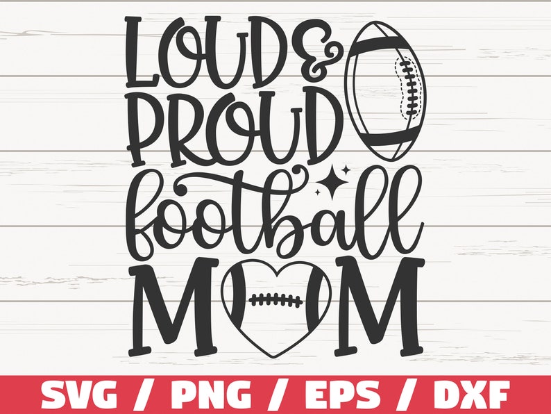 Może przedstawiać: Czarno-biały projekt graficzny z tekstem "Loud & Proud Football Mom" z piłką nożną i sercem z piłką nożną w środku.