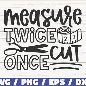 Puede incluir: Gráfico en blanco y negro con el texto "mide dos veces corta una vez" encima de unas tijeras y una cinta métrica. La imagen está sobre un fondo blanco con vetas de madera. Debajo del texto están los tipos de archivo: SVG / PNG / EPS / DXF.