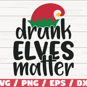 Puede incluir: Diseño gráfico con el texto "drunk ELVES matter" en negro, coronado por un gorro de elfo rojo con ribete verde, sobre un fondo blanco con vetas de madera. La parte inferior presenta opciones de formato de archivo.