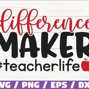 Może przedstawiać: Czarny i czerwony tekst graficzny na białym tle z drewna. Tekst brzmi "difference maker #teacherlife" z ikoną czerwonego jabłka.