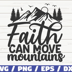 Może przedstawiać: Czarno-biały projekt graficzny z łańcuchem górskim, słońcem i ptakami. Tekst "Faith can move mountains" jest napisany stylizowanym fontem.