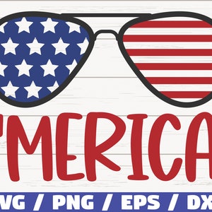 Peut inclure: Un design de drapeau américain rouge, blanc et bleu en forme de lunettes de soleil avec le mot 'MERICA' en texte rouge en dessous. L'image est sur un fond de bois blanc.