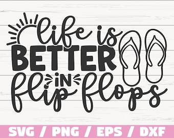 Könnte beinhalten: Schwarzweißes Grafikdesign mit dem Text "life is better in flip flops" und einer Sonne und zwei Flip-Flops.