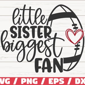 Może przedstawiać: Czarno-biały projekt graficzny z tekstem "little sister biggest fan" i piłką nożną z czerwonym sercem.