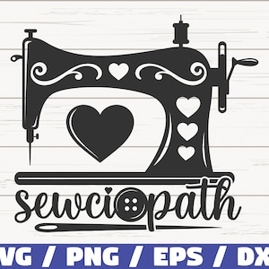 Puede incluir: Silueta en blanco y negro de una máquina de coser con el texto "sewciopath" debajo. La máquina de coser tiene un corazón en el medio y corazones en el lateral. El texto incluye un botón en la palabra "sewciopath".