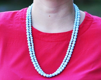 Conjunto de dos collares vintage de cuentas azul lechoso de los años 60