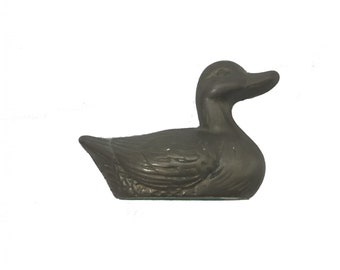Figura de pato sentado de latón vintage