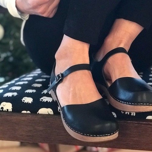 womens black clogs