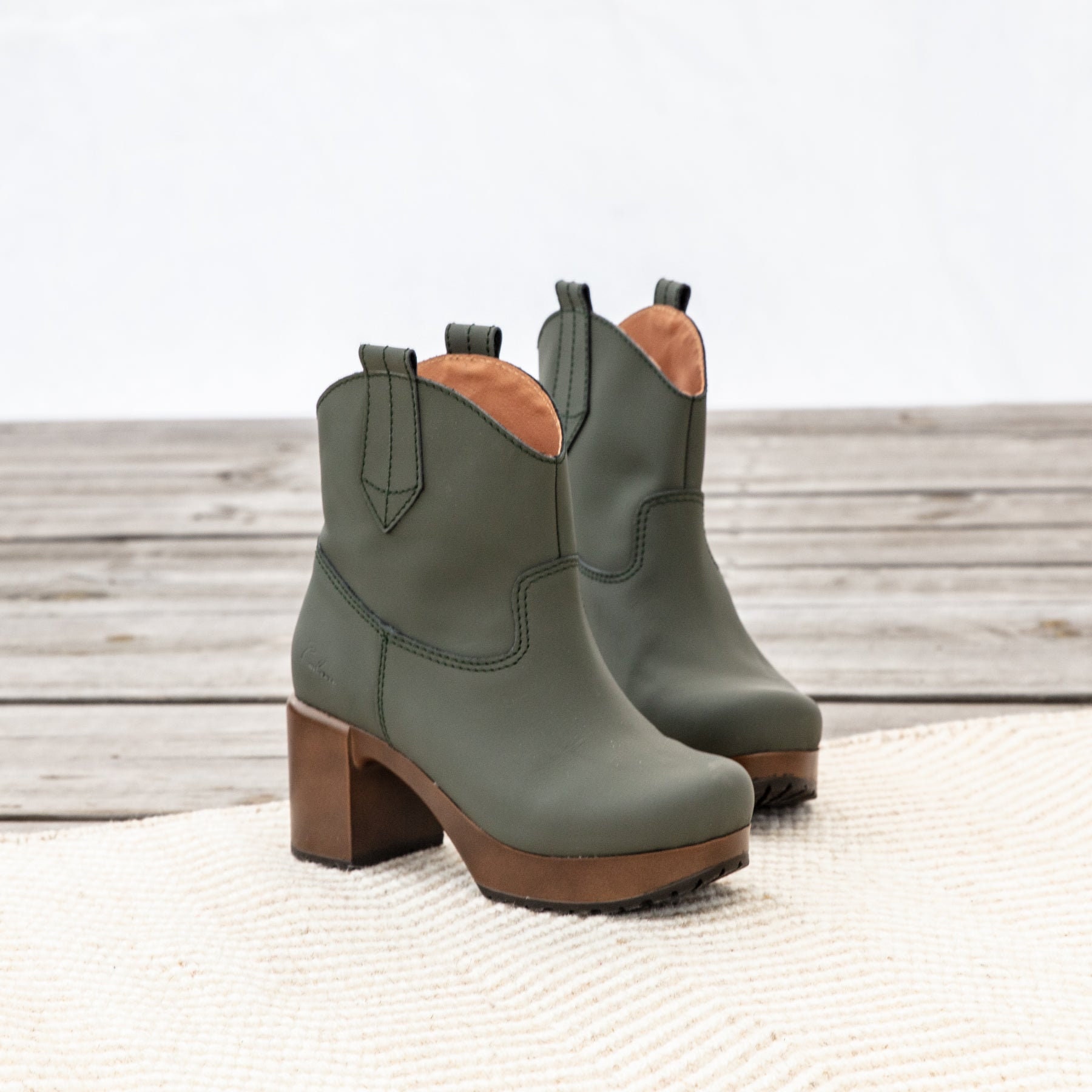 Number 6 sales clog boots
