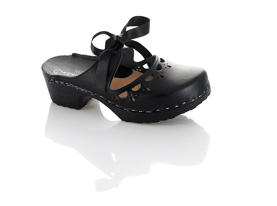 womens black clogs with heels