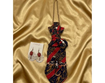 Conjunto de collar de corbata de dragón de seda PAPELL y pendientes de filigrana roja de Macy's Dark Academia