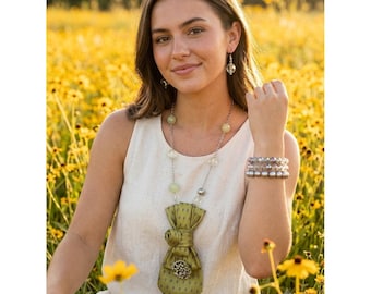 Set di collana con cravatta in seta riciclata Stafford, spilla vintage verde, bracciali e orecchini (5 pezzi).
