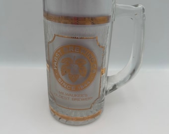 Caneca de cerveja Pabst Brewing Co., a cervejaria mais antiga de Milwaukee, com detalhes em ouro 22k.