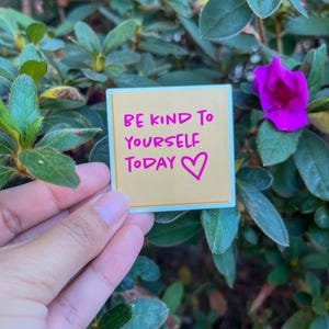Be Kind to Yourself Aufkleber | Gestanzte matte Vinyl Aufkleber - Wasserfeste Aufkleber - Erinnerungsaufkleber - Freundlichkeitsaufkleber - subtiler Stolz