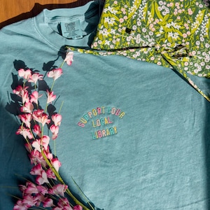 Wesprzyj swoją lokalną bibliotekę - koszulka z haftem // Bookish Merch