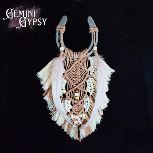 Colgante de pared de macramé con forma de herradura